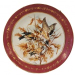 COLECIONISMO - Antigo Medalion anos 50,  decorado em rica policromia de aves e detalhes em ouro na borda, assinado no canto inferior. Medida: 32cm.