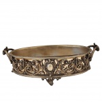 Antiga floreira oval de mesa no estilo art Nouveau, estilo clássico XIX, confeccionada em metal espessurado a prata, decorada com volutas, folhas de acanto e flores, possuindo duas alças e quatro pés ornamentados.  Medida: 50cm x 26cm x 15cm.