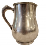 FRACALANZA - Jarra bojuda anos 50, com suas bordas em relevos, confeccionada em metal espessurado a prata. Medida: 20cm x 18cm.