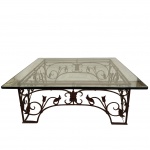 Elegante mesa de centro, anos 40, em ferro fundido, Com tampo em grosso cristal translucido. Medida: 120cm x 42cm alt.