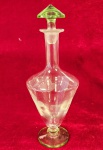 CRISTAL - Licoreira vintage estilo Art Déco, anos 40, confeccionada em cristal duble verde e transparente, com ricos detalhes lapidados em forma de folhas e uma base no tom verde claro, com tampa original lapidada. Medida: 26cm.