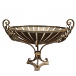 Grande centro de mesa no estilo, em ferro e metal, anos 40/50, ferro forjado, alças ornamentadas e base em pedestal quadrilátero. Obs, em grandes proporções.