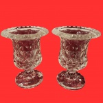 Par de elegante vasos, estilo Medice anos 50, confeccionado em monobloco de cristal, com rica lapidação geométrica e bico de jaca. Medida: 14cm x 11cm.