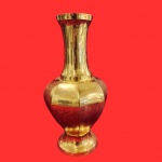 BRONZE - Grandioso Vaso Indiano, bojudo facetado, decorado em florais em baixo-relevo, em bronze dourado e patinado. Medida: 36cm x 18cm.
