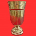 Antigo Vaso, no estilo taça, ricamente trabalhado em caneluras em relevos, confeccionado em metal espessurado a prateado. Medida: 25cm x 13cm.