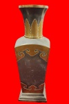 Vaso Oriental, estilo do final do século XIX, em estanho, com apliques em metal dourado, sem fundo. Medida: 46cm.