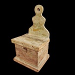 Antiga esmoleira, do Século XIX, no estilo rustico Brasileiro, Originalmente utilizada em igrejas do interior para coleta de esmolas. Medida: 18cm x 33cm.