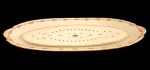LIMOGE & William Guérin / França - Grandiosa travessa, inicio do século XIX, em porcelana Limoges, decorado no padrão floral, e ricos detalhes em frisos dourados. Acompanha parte central em porcelana para filtrar molhos.  Medida: 60cm x 23cm.