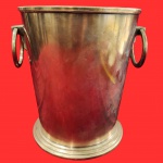 FRACALANZA - Balde de gelo século XX, em metal espessurado a prata. Com pegas em formato de argola, com seu bojo liso. Medida: 24cm x 20cm.