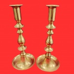 ARTE SACRA -  Elegante e raro Par de castiçal XIX, para uma vela, em bronze dourado, com bordas torneadas e base redonda. Medida: 28cm.
