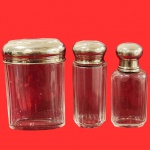 Antigo Conjunto de toalhete, anos 60, com três potes em cristal facetado, tampas em metal espessurados a prata. Medida maior: 11cm x 7cm.