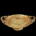 BRONZE - Grande centro de mesa, na forma redonda, no estilo Francês XIX, decorado por remadores em relevos ao centro, alças em forma de corda Náutica. Em bronze dourado. Medida: 37cm x 15cm.