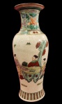 PORCELANA - Bonito e antigo, Vaso em porcelana Oriental, Século XIX, ricamente decorado por cena oriental de figuras femininas em jardim palaciano e motivos floral. Medida: 32cm. Marcado na base.