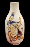 CERÂMICA ITALIANA - Antigo vaso Italiano, confeccionado em cerâmica vitrificada com acabamento craquelê e rica pintura feita a mão com figuras estilizadas em tons de azul, amarelo e marrom. Apresenta assinatura na base. Medida: 32cm.