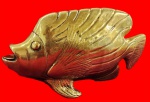 BRONZE - Escultura de Peixe em rico bronze dourado, com detalhes em relevos, confeccionado em peça única. Medida: 33cm x 17cm.