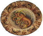 ITALY - Magnifica e antiga travessa, dos anos 30/40, estilo Palissy, ricamente decorada com esmaltagem policromada e detalhes de crustáceos em relevo central, Apresenta bordas onduladas. Medida:  57cm x 48cm.