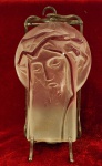 Linda escultura "  JESUS CRISTO" início do século XX, Confeccionada em cristal satinee, representando a face de Jesus Cristo, design Art Deco com acabamento fosco, atribuída a fabricantes similares a Lalique. Acompanha suporte em metal prateado. Medida: 15cm x 10cm.