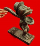 ARTE POPULAR EUROPEIA - Antigo quebra-nozes esculpido em madeira nobre, do inicio do ano 20, retratando figura masculina usando chapéu associada a figuras tribais. Medida: 25cm x 30cm.