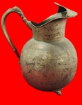 Antiga jarra para aguá, com seu corpo bojudo, com separador de gelo, pés ricamente ornamentados, em metal espessurado a prata. Medida: 26cm x 22cm.