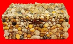 Caixa artesanal, decorada com uma rica variedade de conchas marinhas dos mares do sul, criando um visual costeiro único. No período vitoriano, essas caixas eram frequentemente criadas como souvenirs de viagens à beira-mar ou como presentes românticos conhecidos como "Sailors' Valentines".  Medida: 30cm x 13cm.