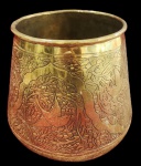 BRONZE - Antigo e Grande cachepot bojudo, em bronze, decorado no padrão floral e pássaro em relevos, procedência oriental. Medida: 20cm x 25cm.