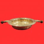 Recipiente de servir estilo "ecuelle" anos 60, confeccionada em metal espessurado a prata, com pegas laterais ricamente ornamentadas em madeira. Medida: 44cm x 28cm x 6cm.
