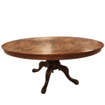 Magnífica mesa de centro, oval, em mogno Europeu Final do século XIX, com quatro pés. Medida:134cm x 98cm x 57cm.