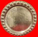 Bandeja, em formato redonda, art deco anos 40, confeccionada em metal espessurado a prata, com rica ornamentação em relevos nas bordas no padrão parreira de uva (videira). Medida: 40cm.