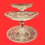 Lote contendo 3 pecas, sendo três grande taça, com rica lapidação, em vidro e cristal. Medida maior: 13cm.