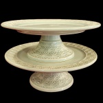 PORCELANA -  Par de Antiga boleira art deco, anos 40, no tom verde da marca Porto , com ricos detalhes em relevo no pedestal e na bordas. Medida: 27cm x 10cm.