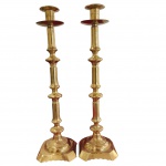 ARTE SACRA - Par de grandiosos, tocheiros, inicio Século XX, para uma vela em bronze dourado, com corpo torneado e base quadrada e recortada. Medida: 82cm x 24cm.