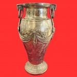 Exuberante ânfora, do século XIX, em metal espessurado a prata,  estilo Império com decoração em relevo de guirlandas com laçarotes e alças em formato de argolas decorada com folhas de acantos. Medida: 53cm x 35cm.
