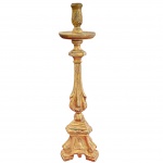 Antigo tocheiro, antigo do século XIX, confeccionado em peca única de madeira, ricamente torneado, apoiada em três pés que representam garras. Peça pintada a mão no tom dourado e bege. Medida: 66cm x 20cm.