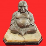 Diferente escultura " BUDA FELICIDADE" Buda sentado sobre uma base dupla de mármore e ônix. Buda Sorridente (ou Buda da Felicidade), uma representação popular de Budai (em chinês), simboliza prosperidade, felicidade, sorte e abundância, que trás sorte para o proprietário. Medida: 27cm x 27cm. Obs: apresentada rachadura na base.