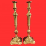 ARTE SACRA - Grande par de tocheiros, inicio do Século XX, para uma vela em bronze dourado, com corpo torneado e base quadrada. Medida: 72cm x 25cm.