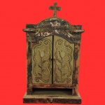 ARTE SACRA - Raro oratório mineiro do século XIX, em madeira nobre, com crucifixo no topo e portas com ricos entalhes feito a mão de flores e arabescos, ao estilo rústico. Medida: 72cm x 42cm x 19cm.
