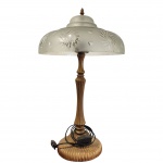 Exuberante Abajur de mesa, com base confeccionado em bronze e cúpula em vidro satinee, com rica lapidação de palmas. Medida: 60cm.
