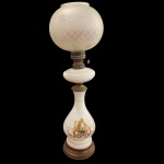 Abajur de mesa, Francesa em opalina branca do século XIX,  Corpo em opalina decorada com detalhes de motivos vegetalistas dourados e cúpula em cristal satinee lapidado. Medida: 60cm.