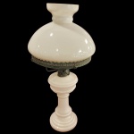Luminária de mesa, inicio século XIX, no estilo de lampião com base e cúpula em opalina branca. Medida: 56cm x 30cm.