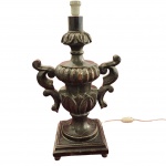 Magnifica base de abajur bojudo, em formato de ânfora, parte central ladeado por duas alças ornamentais curvas, confeccionada em madeira nobre, entalhada em formato de base para palmas sacro, final século XIX. Medida: 30cm.
