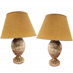 Elegante Par de Abajur estilo clássico, base em mármore rajada no tom branco e cinza, com incrustações em bronze decorado em relevos. Medida: 63cm.