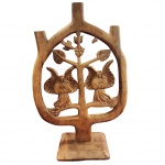 ARTE POPULAR  - Magnifica escultura "Árvore da Vida", em madeira nobre, confeccionado em peça única. Medida: 71cm x 46cm. Obs. apresenta falta, visível na foto.