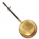 Grandioso e antigo aquecedor de cama antigo, estilo inglês dos anos 50, confeccionado em cobre e cabo em madeira. Objeto utilizado com brasas quentes dentro do recipiente de metal para aquecer lençóis antes de dormir. Medida: 90cm x 30cm.