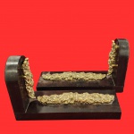 Par de Apoiadores de livro, em madeira nobre, com ricos detalhes em bronze dourado, ao padrão, Francês. Medida: 40cm x 13cm.