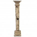 Elegante Coluna em mármore branco, rachado em dois tons , desmontável em 3 partes. Medida: 103cm.