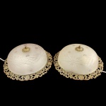 Par de luminária de teto estilo colonial de sobrepor, em bronze com cúpula em cristal  decorado em palmas, com bordas em bronze rendado e trabalhado. Medida: 30cm.