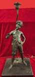 Base para abajur escultórica, confeccionada em peti bronze,  representando " JOVEM FLAUTISTA" em um estilo clássico francês do início do século XX. Medida: 55cm x 25cm.