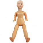 COLECIONISMO - Grande e Antiga Boneca, com rosto em biscuit articulada em porcelana, modelo  "A9 PARIS Le Parisien", com Braços não originais, marca da manufatura na cabeça. Medida: 70cm. Obs, apresenta rachadura na cabeça.