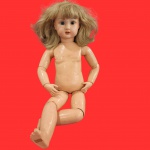 LE PARISIEN A 19 PORCELANA - Antiga Boneca em biscuit do incio do século XIX, Corpo original, com marca da manufatura na cabeça. Apresenta fios de cabelo na cabeça. Medida: 70cm.