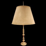 Abajur clássico,  base em bronze torneado com cúpula em pergaminho no tom creme. Medida: 105cm.